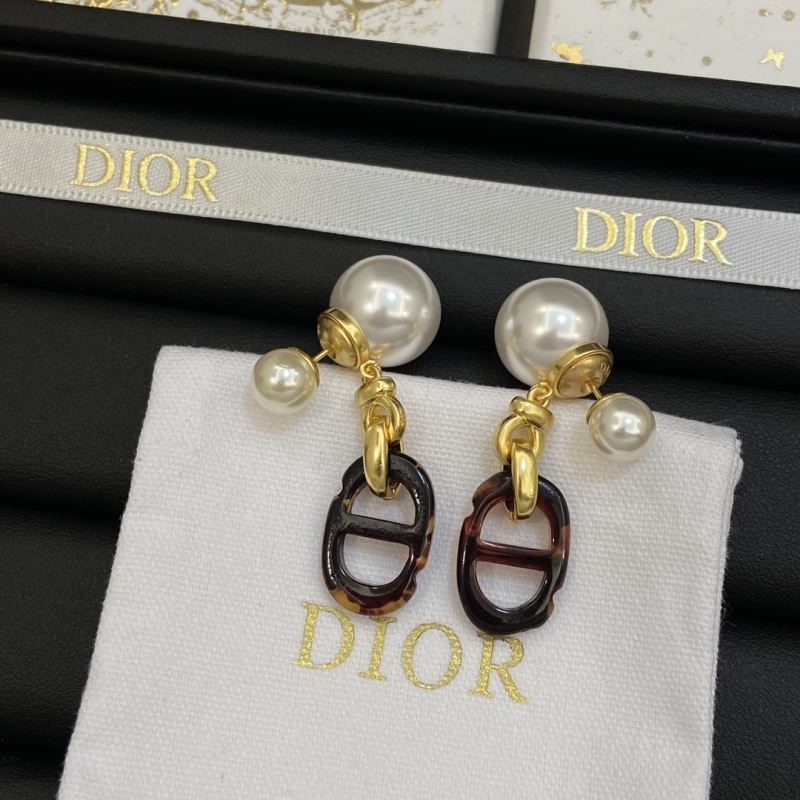 CHRISTIAN DIOR